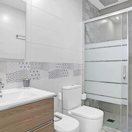 Adán Con Piscina Majestuosa